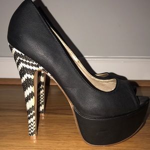Black heels with back and white design